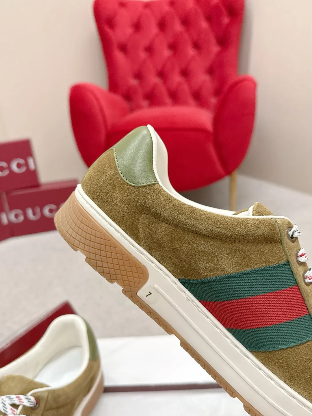 Factory price: 460💰Gucci Gucci's latest ACE series casual sports shoes, the same style as all the stars, classic brown canvas + leather stitching, the red and green stripes on the side are very recognizable. Perfect shoe last, perfect for daily casual wear, super beautiful and comfortable on the feet, a must-have for fashionistas 💯 ☑️Material: Original customized imported first-layer cowhide ☑️Inner lining: Customized imported cowhide ☑️Outsole: Original molded non-slip TPU sole ☑️Sole thickness: 2.5cm ☑️Size: Men's 38-44, customized 45